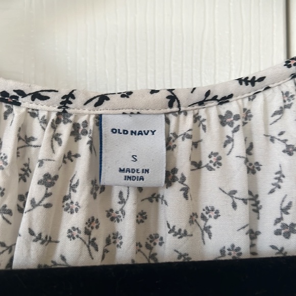 Old Navy Womens Floral Blouse in white and black. - Picture 6 of 8